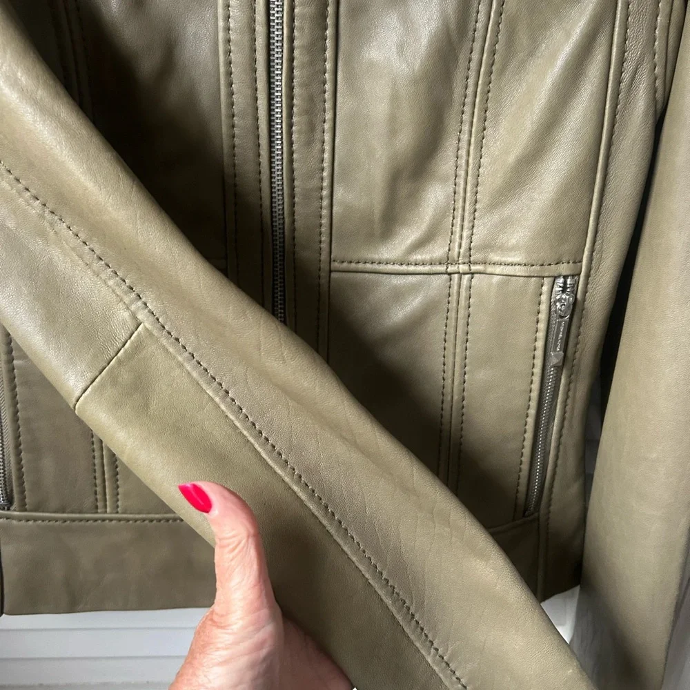 NWOT Michael Kors Med ladies green leather lined jacket.